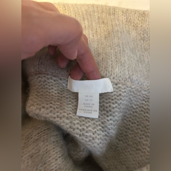 H&M Cozy estra soft Off-Shoulder Sweater oatmeal color XS - Picture 3 of 4